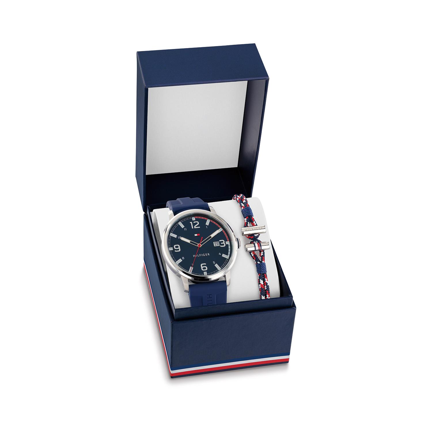 Th watches new arrivals